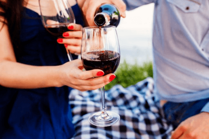 Գինին լավագույն ալկոհոլային խմիչքն է սեքսից առաջ հաճելի երեկոյի համար